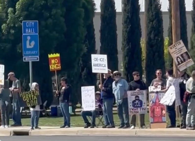 250 Alamogordo Residents Sign In and Rally Peacefully for “No Kings Day III,” Echoing Ruidoso Success and Nationwide Mobilization